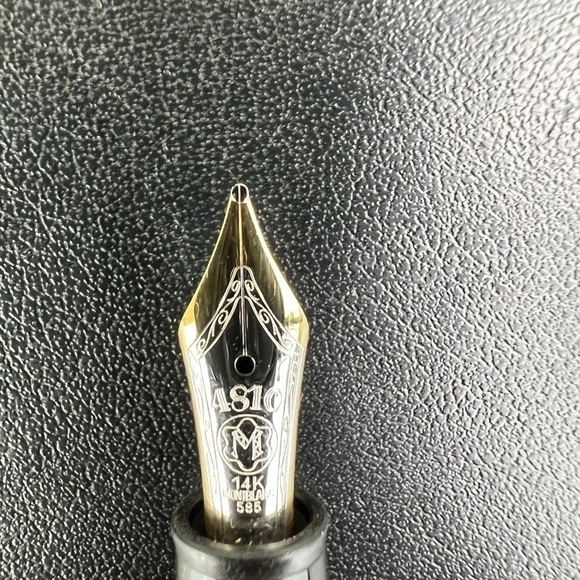 Montblanc Meisterstück Classique Gold-Coated Fountain Pen - Picture 3 of 7